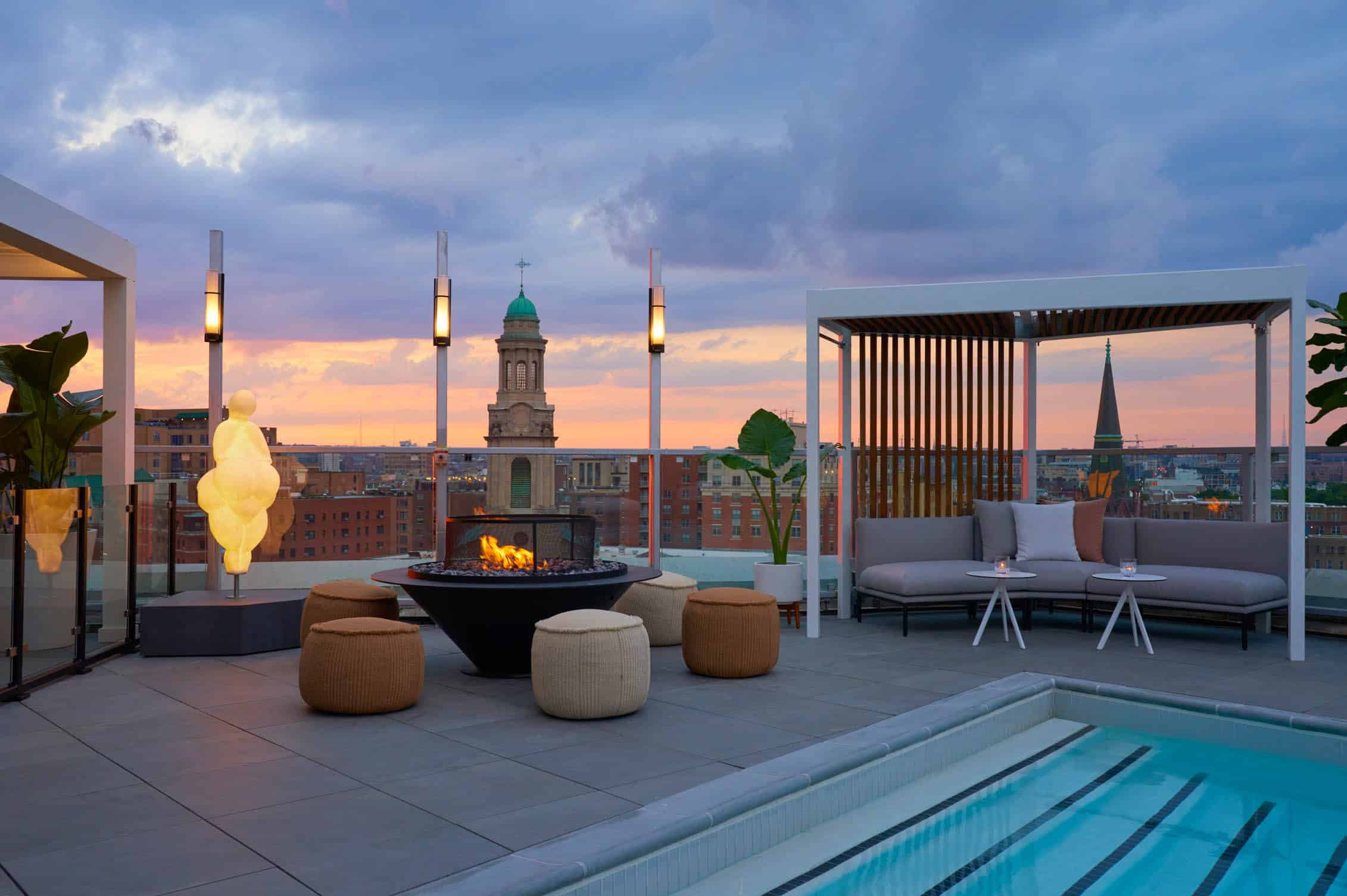 hotel-zena-rooftop-pool-lit-venus-sculpture