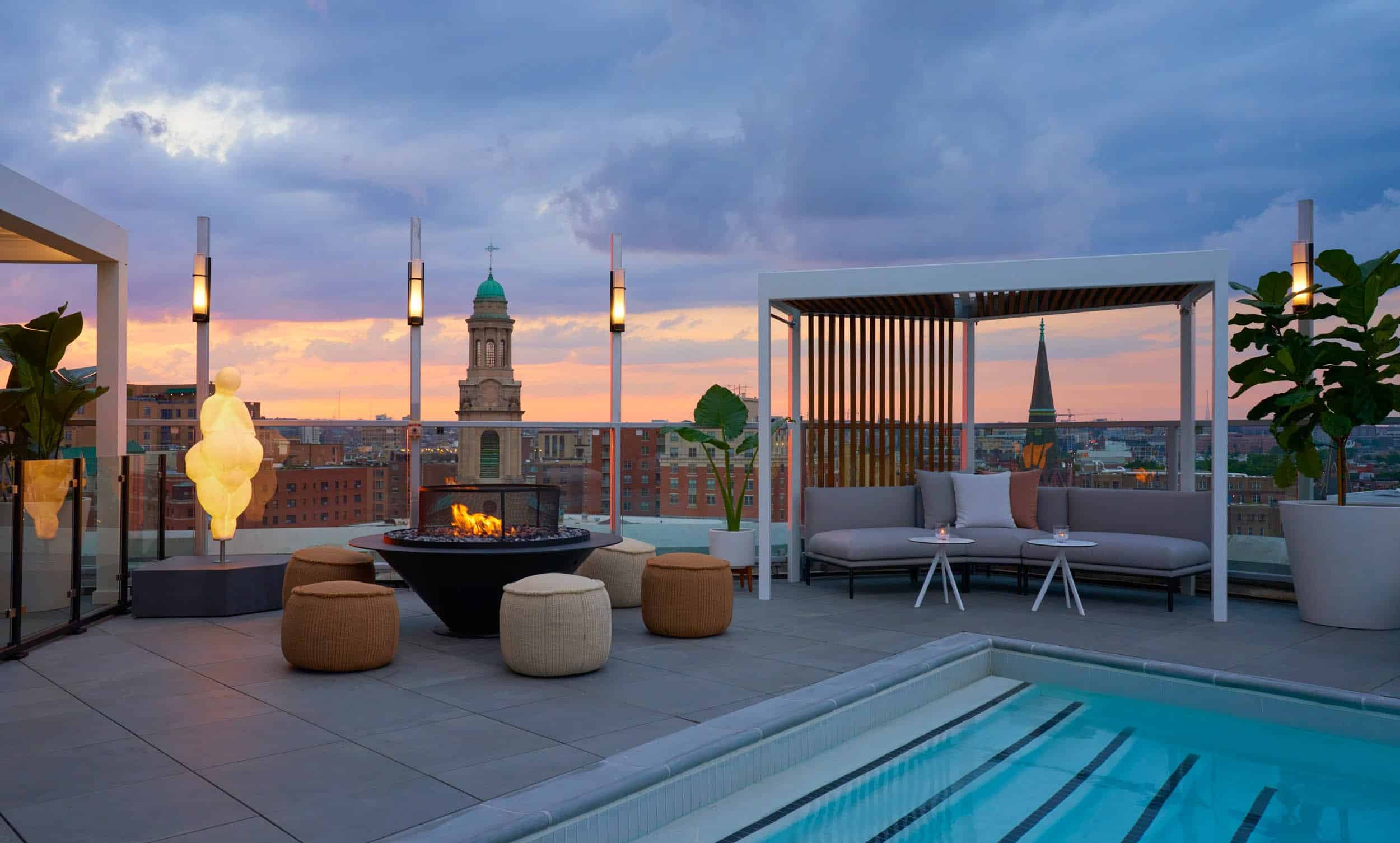hotel-zena-rooftop-pool-lit-venus-sculpture